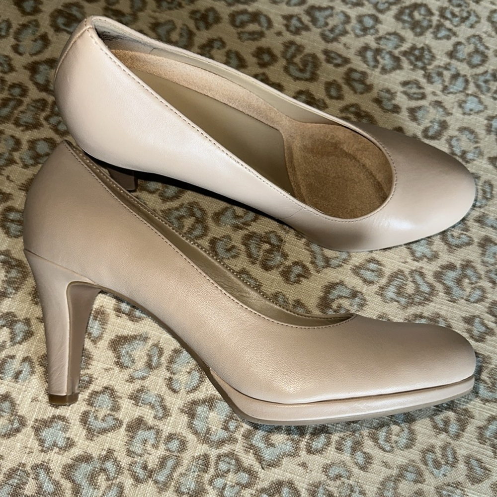 EUC NATURALIZER Pumps 8.5